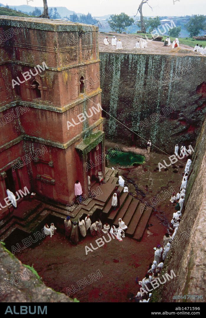 ETIOPIA. CONJUNTO MONUMENTAL DE LALIBELA. Peregrinos coptos visitando la iglesia monolita de "BET GIORGIS" (IGLESIA DE SAN JORGE) (s. XI-XIII), excavada en roca basáltica. Distrito de Lasta (norte del país). AFRICA.