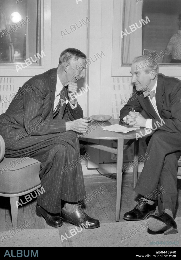 ARKIV 19560512.. Prins Wilhelm (t.v.) och Erik Hjalmar Linder, författare, kritiker och litteraturhistoriker, medverkar i radioprogrammet Ur min synvinkel.. Foto: Bertil S-son Åberg / SVT / Kod: 5600. Bild publ. i RiR 23/56.. RiR 12771. Mapp: SR Gamla fotografier Radio övrigt diverse 181. Samtal.