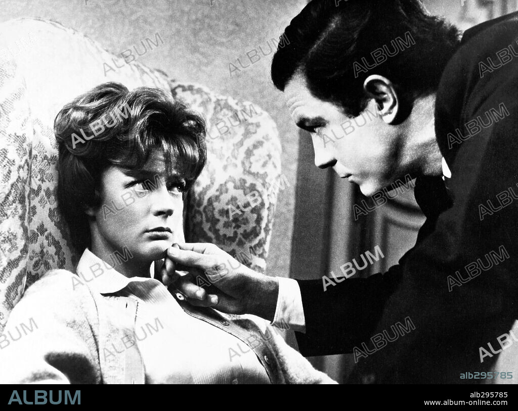 Dame Maggie Smith and CLIFF ROBERTSON. CLIFF ROBERTSON and MAGGIE SMITH in THE HONEYPOT, 1967 (THE HONEY POT), directed by JOSEPH L. MANKIEWICZ. Copyright UNITED ARTISTS.