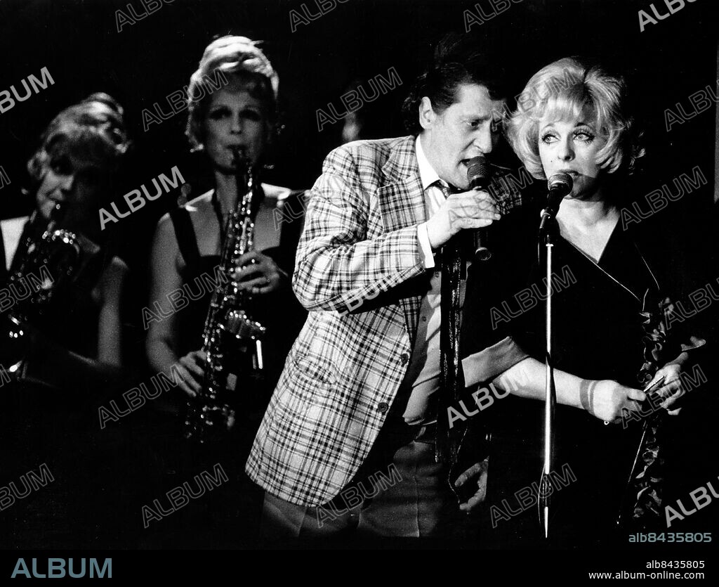Göteborg - 1989-05-10 - Lasse Brandeby - journalist - skådespelare - komiker - mest känd som rollfiguren Kurt Olsson - Här tillsammmans med Damorkester - Gudrin Anki Ralskog *** Local Caption *** GP - Foto: Gunnar Ask. KAMERAREPORTAGE.