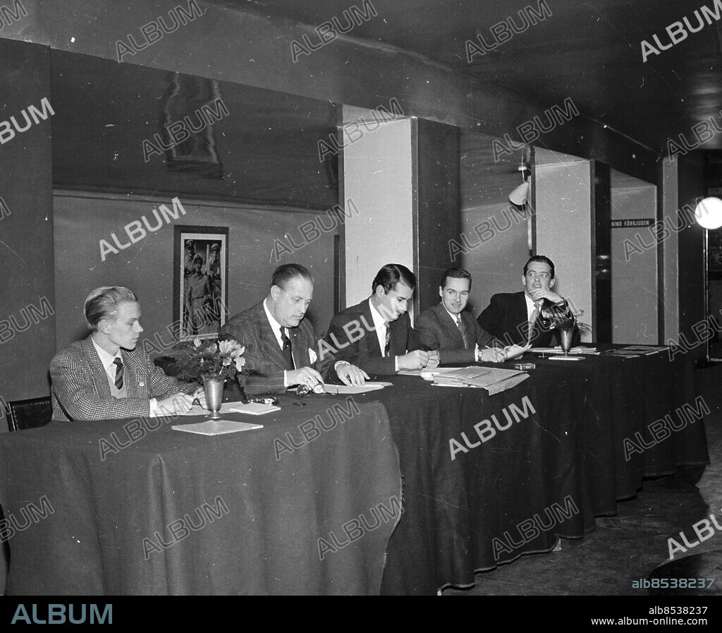 Göteborg december 1955 Göteborgs-Tidningen anordnar skönhetstävlan som heter Sköna Helena. I juryn märks redaktör Lars Åhrén längst till höger. Bredvid honom sitter skådespelaren Herman Ahlsell ("Putte") Vid Ahlsells vänstra sida sitter Sten Persson - sedermera biografägare - *** Local Caption *** x ¯ ˆ _rScan-38r1.jpg. KAMERAREPORTAGE.