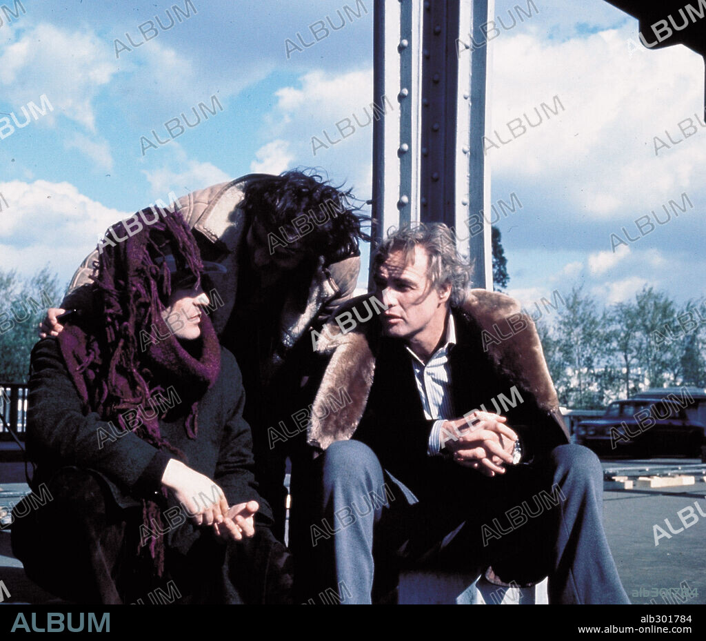 BERNARDO BERTOLUCCI and MARLON BRANDO in LAST TANGO IN PARIS, 1972 (ULTIMO TANGO A PARIGI), directed by BERNARDO BERTOLUCCI. Copyright UNITED ARTISTS.