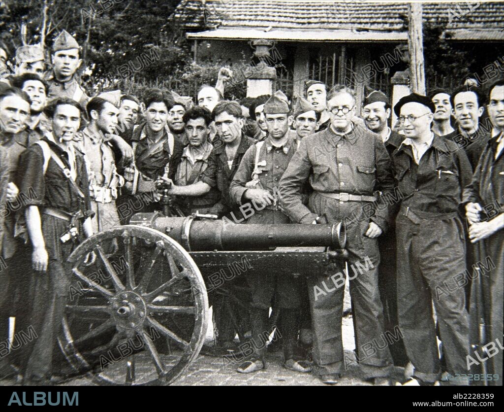ALVAREZ VAYO , JULIO. POLITICO Y PERIODISTA ESPAÑOL. VILLAVICIOSA DE ODON ( MADRID ) 1890 - 1975. EN EL FRENTE DE LA SIERRA CON UN CAÑON COGIDO AL ENEMIGO GUERRA CIVIL ESPAÑOLA.