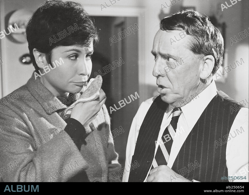 LINA MORGAN y PACO MARTINEZ SORIA en QUE HACEMOS CON LOS HIJOS?, 1967, dirigida por PEDRO LAZAGA. Copyright PEDRO MASO P.C.