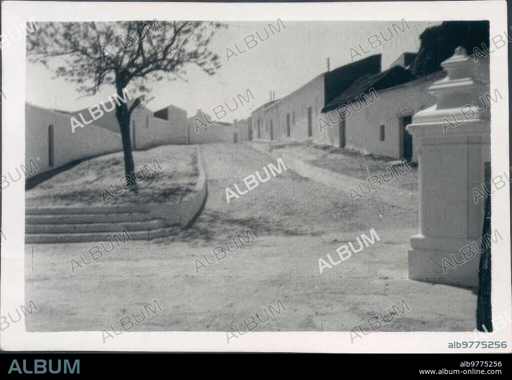 1958. Una calle de Palos de Moguer o de la Frontera (Huelva).