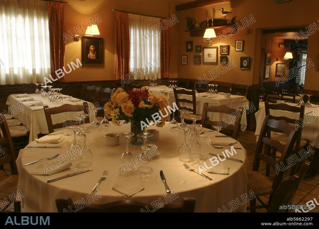 Calahorra: Restaurante "La Cuarta Esquina"; Salon comedor.
