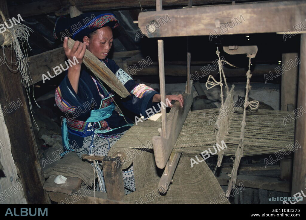 Weaving hemp for mosquito nets, Bouyoi village, Anshun area, Guizhou, China, Asia.