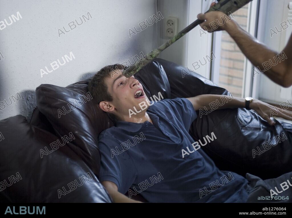 ALBERT CARBO en BULLYING, 2009, dirigida por JOSETXO SAN MATEO. Copyright ELS QUATRE GATS AUDIOVISUALS S.L.