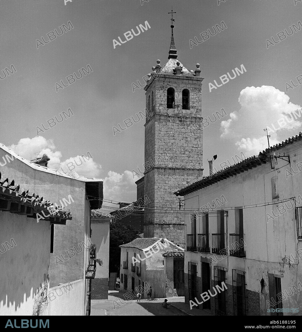CALLE DE CIEMPOZUELOS CON LA TORRE DE LA IGLESIA DE LA MAGDALENA AL FONDO - FOTOGRAFIA EN BLANCO Y NEGRO - AÑOS 50.