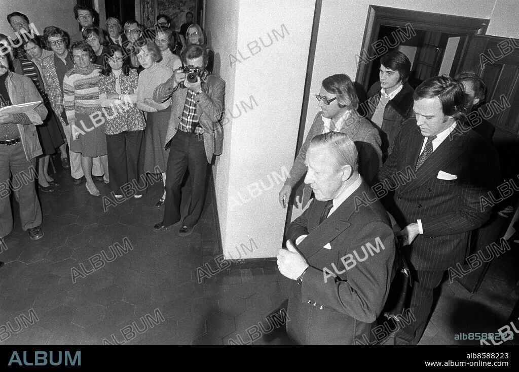 ARKIV STOCKHOLM 19751021. Källarmästare Fleming Broman (i glasögon) och hans försvarare, advokat Bengt A Eriksson (i kritstrecksrandig kosym) hävdade vid häktningen att konkurrenter i hotellbranschen planterat fem kilo narkotika i Bromans kassaskåp. Broman kom senare att dömas till ett långvarigt fängelsestraff för narkotikabrott.. Foto: Hans Jakobsson / Expressen / Scanpix Kod: 20 . ** AB OUT **.