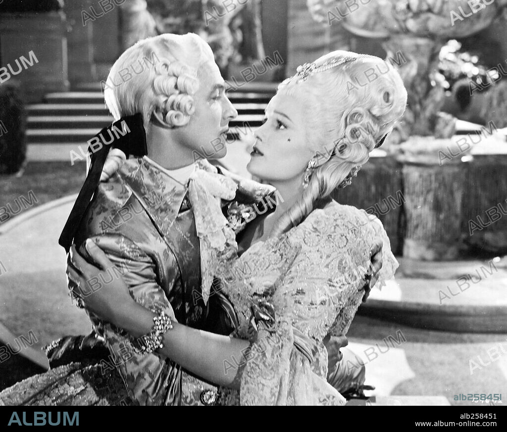 GENE KELLY y JEAN HAGEN en CANTANDO BAJO LA LLUVIA, 1952 (SINGIN' IN THE RAIN), dirigida por GENE KELLY y STANLEY DONEN. Copyright M.G.M.