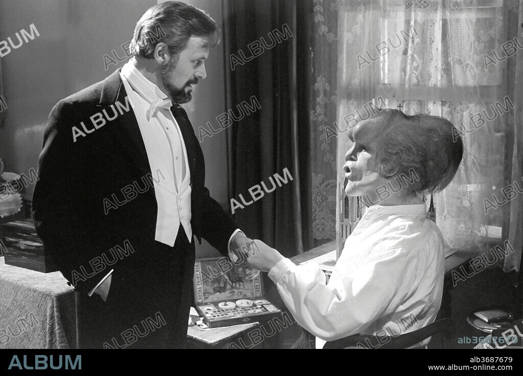 ANTHONY HOPKINS y JOHN HURT en EL HOMBRE ELEFANTE, 1980 (THE ELEPHANT MAN), dirigida por DAVID LYNCH. Copyright PARAMOUNT PICTURES.