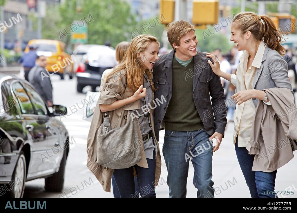 CAITLIN FITZGERALD, HUNTER PARRISH and ZOE KAZAN in IT'S COMPLICATED, 2009, directed by NANCY MEYERS. Copyright UNIVERSAL PICTURES.