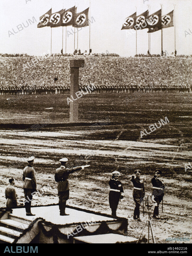 NACIONALSOCIALISMO (1933-1945). ADOLF HITLER presidiendo la JORNADA DE LA WEHRMACHT en Berlín. Antes de la gran parada, los tres jefes militares (el almirante Raeder, el general Von Brau y Milch desfilan ante el Führer. Alemania, febrero de 1940.