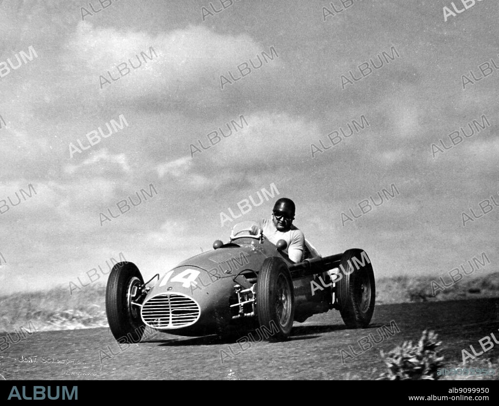 Jose Froilan Gonzalez - in a Maserati at the Dutch Grand Prix in Zandvoort , where he came third. 7 June 1953.