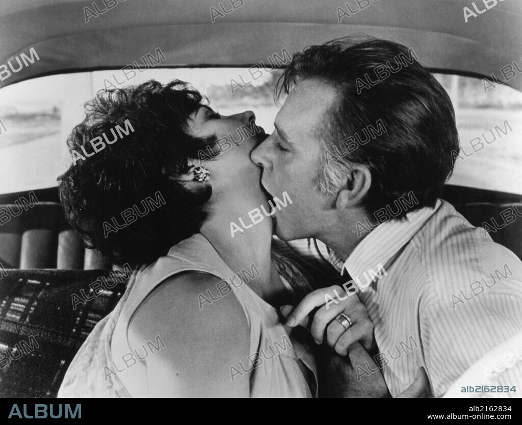 ELIZABETH TAYLOR and RICHARD BURTON in THE COMEDIANS, 1967, directed by PETER GLENVILLE. Copyright M.G.M.