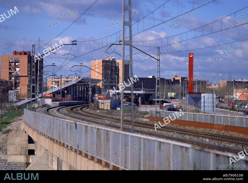 ESTACION DE CERCANIAS - EL POZO DEL TIO RAIMUNDO - VALLECAS - INTERCAMBIADOR - FOTO AÑOS 90.