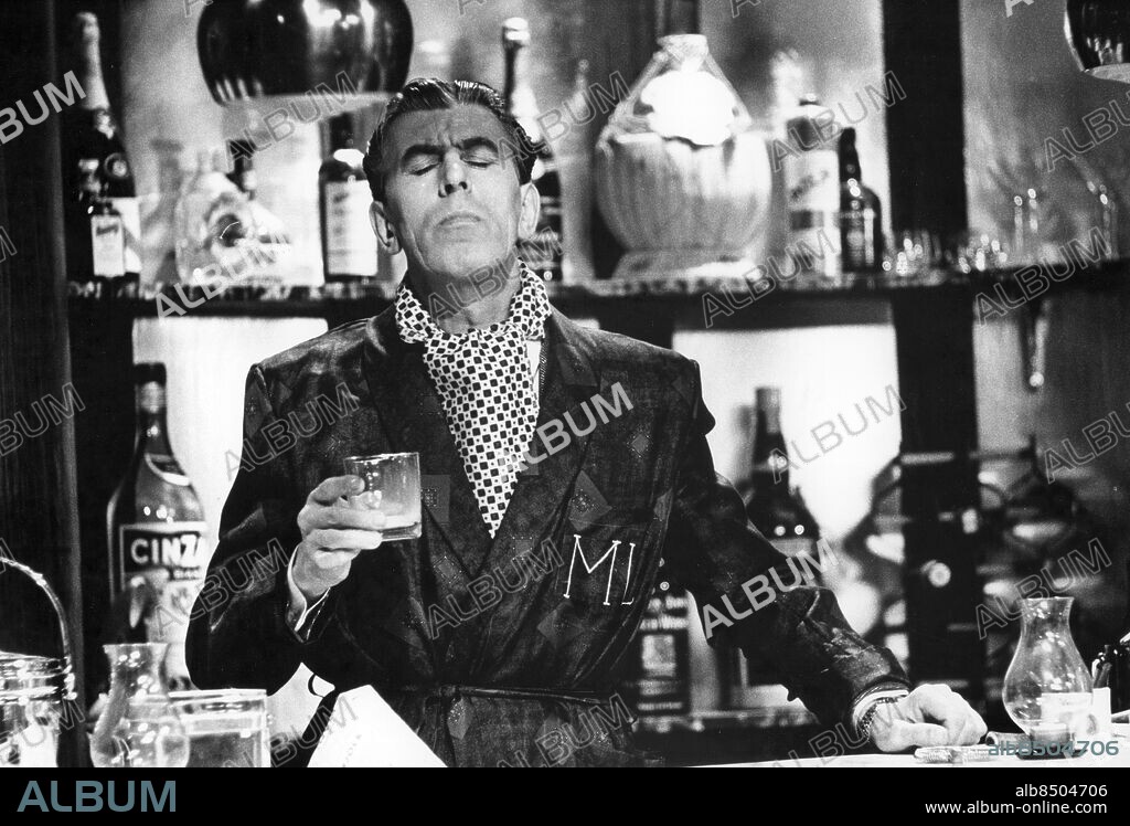 STOCKHOLM 1964.. Orig. bildtext... Hr M. Ljung TV-und. 1964 Anm. Hr M Ljung: Valhallavägen 117 2tr ö g sänt första gången 1964-12-26 A1 Rökrockar Ansiktsuttryck Njutning persons: Martin Ljung sites: STOCKHOLM ;SVERIGE.