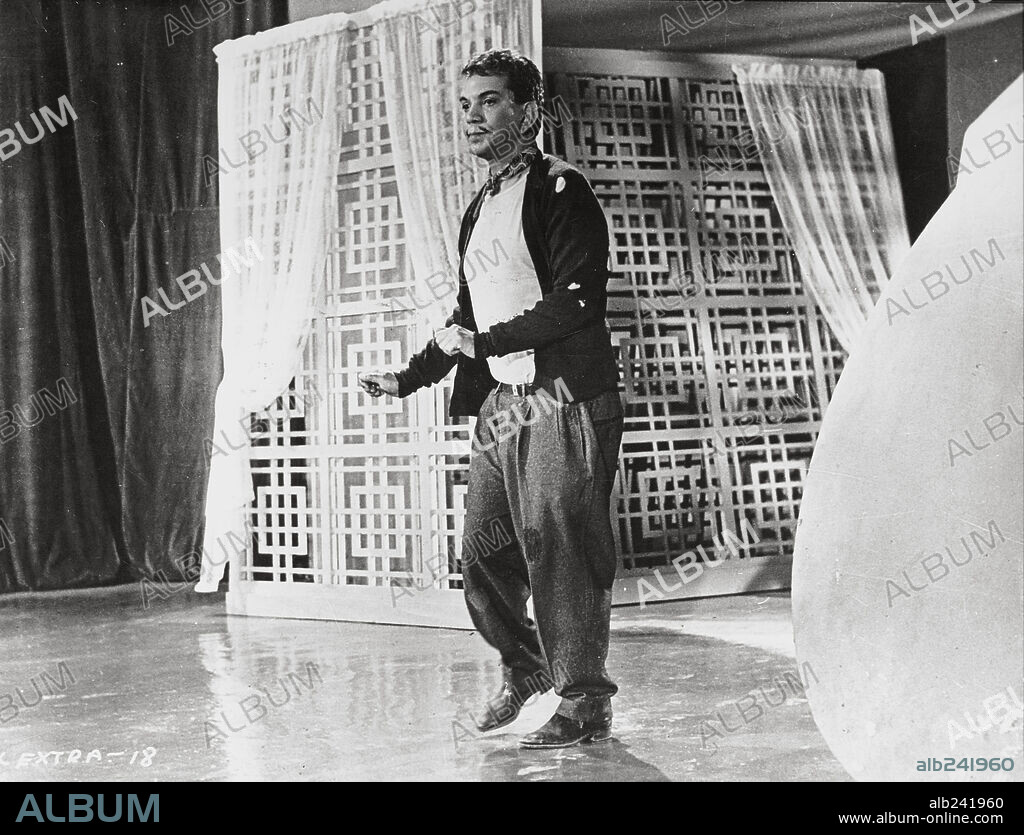 CANTINFLAS en EL EXTRA, 1962, dirigida por MIGUEL M. DELGADO. Copyright POSA FILMS, S.A.