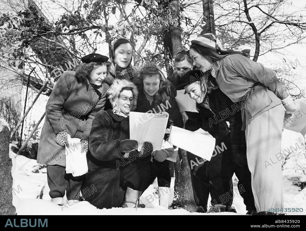 1947.. Inspelning av VINTERLOV. Barnpjäs i radio av Harry Iseborg.. Sänt första gången 1947-02-08.. Här ses från vänster skådespelarna Siv Hansson, Ingrid Luterkort, Barbro Svinhufvud, Karin Edström, Kari och Olle Adolphsson, samt Stina Flodin.. Foto: Sören Hoffman / RiR / SVT / Kod: 5600. Bild publ. i RiR 27/49 sid. 30.. RiR sv/v. Mapp: Radio-Barnprogram Livet på landet L2. Radioteater.