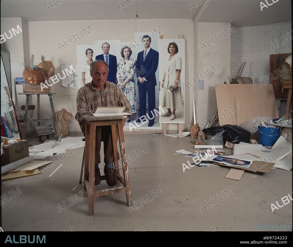 ANTONIO LÓPEZ GARCÍA. 1995. Antonio López, en su estudio, donde pinta un retrato de la Familia Real.