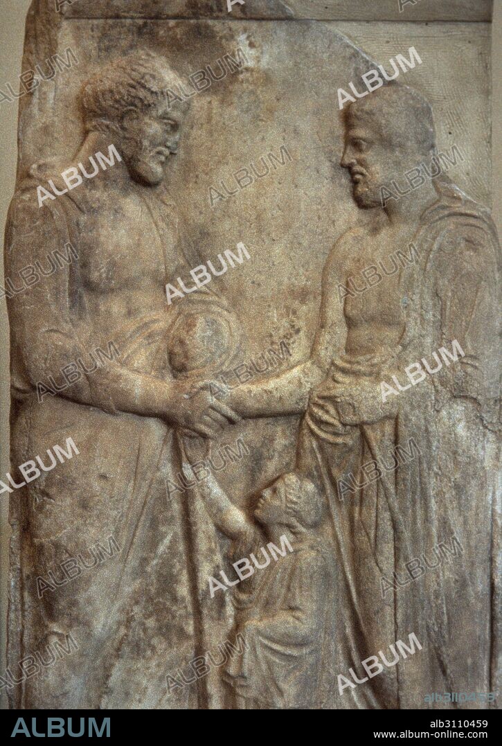 PERIODO CLASICO. GRECIA. ESTELA FUNERARIA QUE REPRESENTA AL DIFUNTO DESPIDIENDOSE DE SU FAMILIA, fechada en el siglo V a. C. Pieza procedente del Pirreo, Atenas. Marmol. Museo Arqueológico Nacional. Atenas.