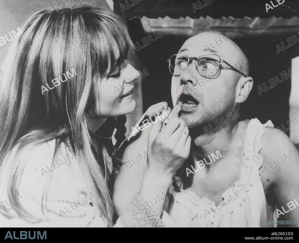 DONALD PLEASENCE et FRANCOISE DORLEAC dans CUL-DE-SAC, 1966, réalisé par ROMAN POLANSKI. Copyright COMPTON-TEKLI/ROYAL.