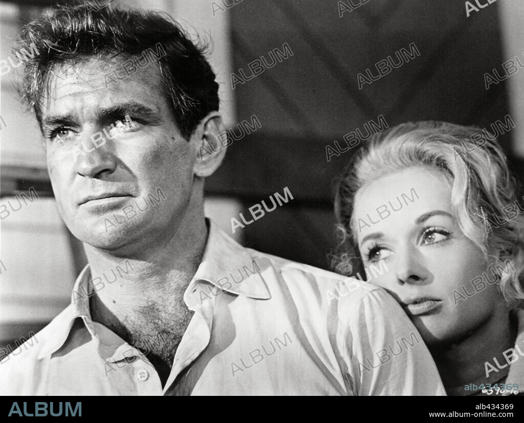 ROD TAYLOR and TIPPI HEDREN in THE BIRDS, 1963, directed by ALFRED HITCHCOCK. Copyright Alfred J. Hitchcock Productions.