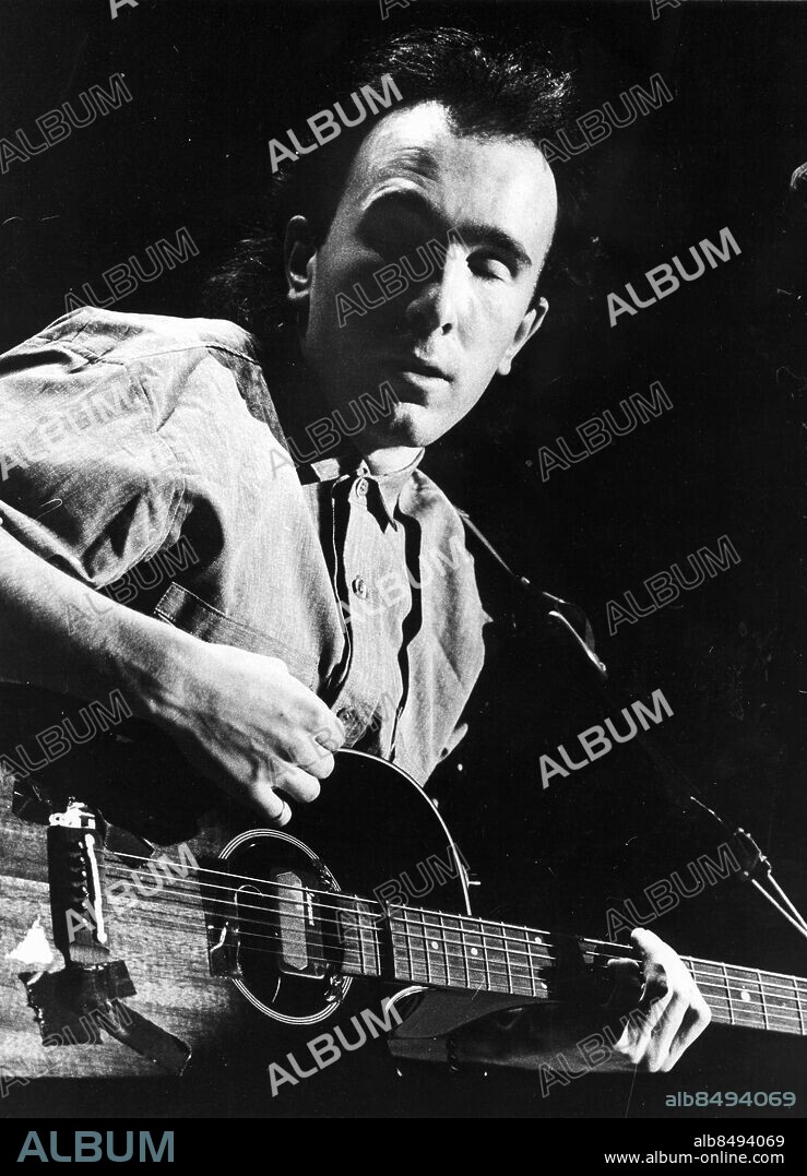 Göteborg 1985-01-26. The Edge - David Howell Evans - i rockbandet U2 uppträder i Scandinavium *** Local Caption *** GP Foto: Tore Taipale. KAMERAREPORTAGE.