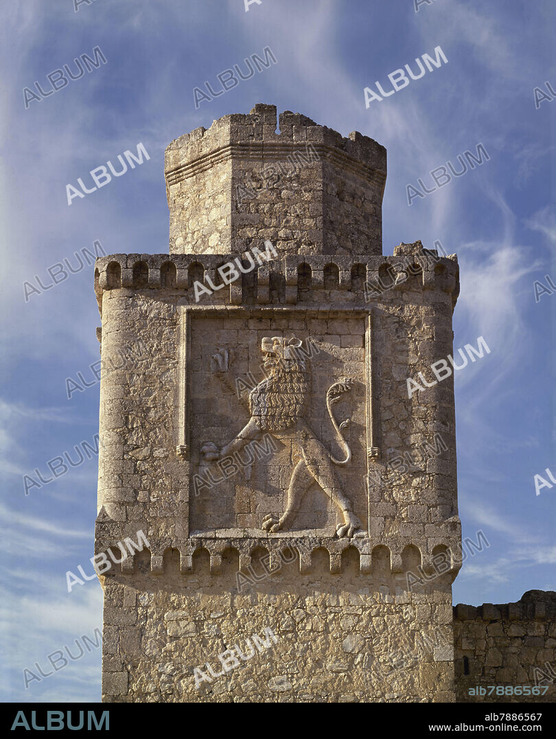 TORRE DEL HOMENAJE CON DETALLE DEL LEON RAMPANTE, EMBLEMA DE LA FAMILIA SILVA, CONDES DE CIFUENTES, QUE MANDARON CONSTRIR EL CASTILLO.