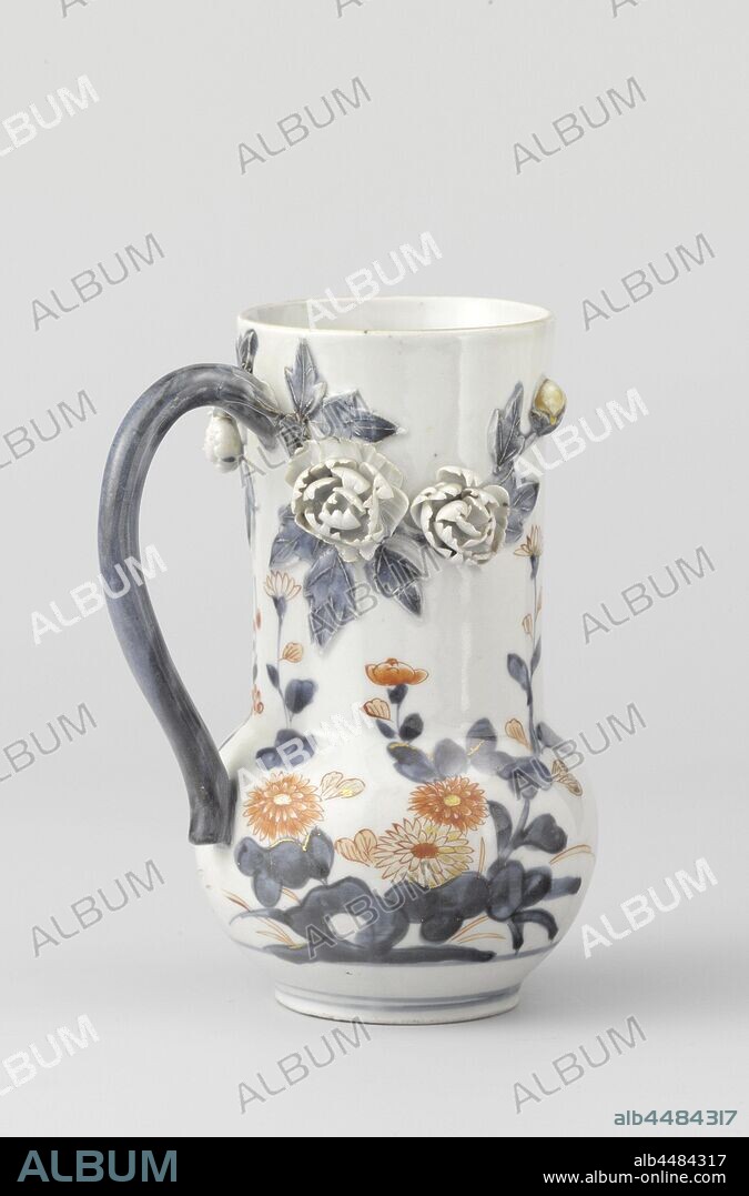 Beer mug with flower sprays and the handle sprouting two flower sprays in relief, Porcelain beer tank with printed spherical body and a wide, long neck, painted in underglaze blue and on the enamel red and gold. On the outside wall on the underside a painted prunus tree, chrysanthemum, lotus and grasses. The S-shaped ear is modeled in the shape of a peony branch, two twigs with flowers embossed on the neck. The neck with the letter 'B' in a medallion. European form in Imari., anonymous, Japan, c. 1700 - c. 1720, Edo-period (1600-1868), porcelain (material), glaze, cobalt (mineral), gold (metal), vitrification, h 16.3 cm d 7.2 cm d 10.5 cm d 6 cm l 11.5 cm.