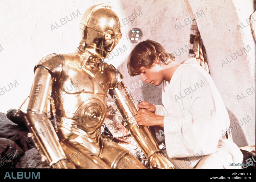 ANTHONY DANIELS and MARK HAMILL in STAR WARS: EPISODE IV-A NEW HOPE, 1977, directed by GEORGE LUCAS. Copyright LUCASFILM/20TH CENTURY FOX.