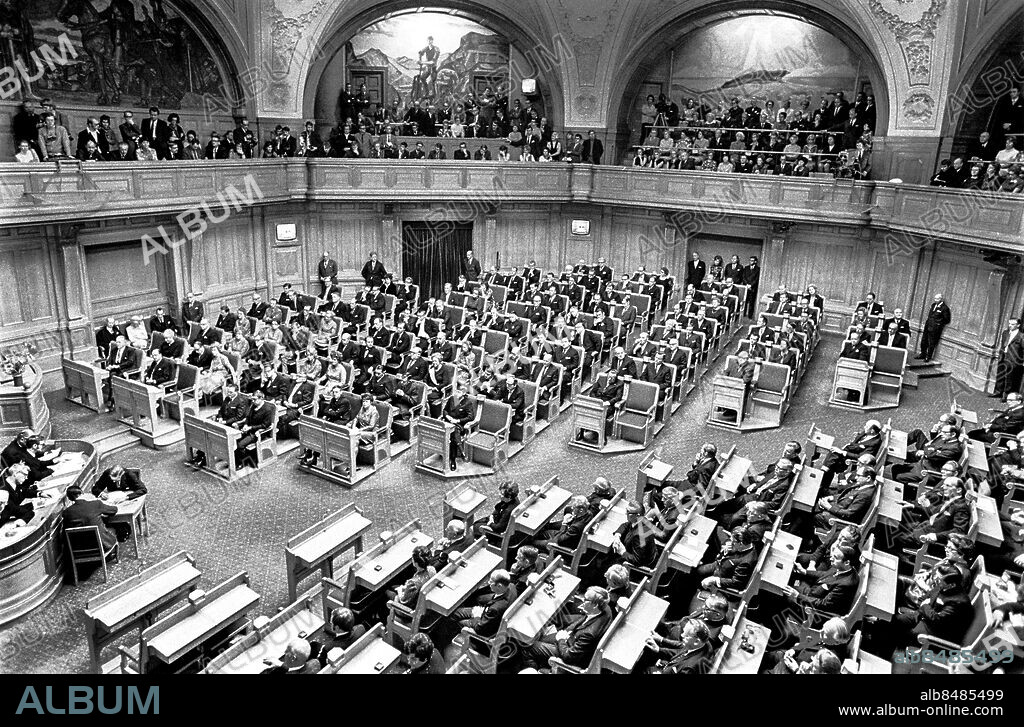 STOCKHOLM 1970-12-16. Riksdagsledamöter sitter i sina bänkar i plenisalen i gamla riksdagshuset 16:e december 1970 som stängs för renovering.. Foto: Jan Collsiöö / TT / Kod: 1001.