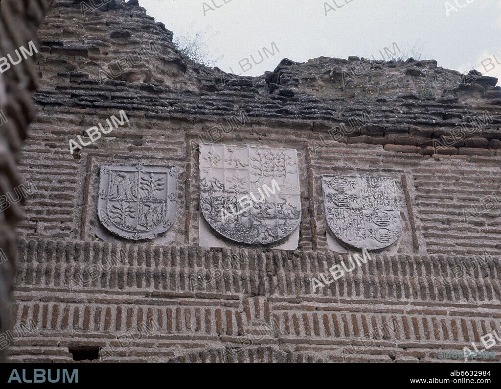 DETALLE DE LOS ESCUDOS DE LOS REYES CATOLICO Y DE GONZALO CHACON SOBRE LA PUERTA DE ENTRADA DEL CASTILLO DE CASARRUBIOS - SIGLO XV.