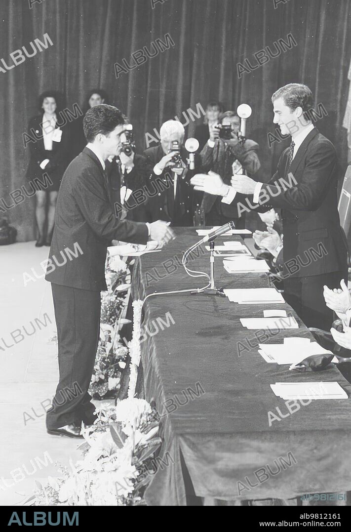 30 octubre 1992. Miguel Induráin Recibe el premio príncipe de Asturias de deporte de Manos del príncipe Felipe de Borbón.