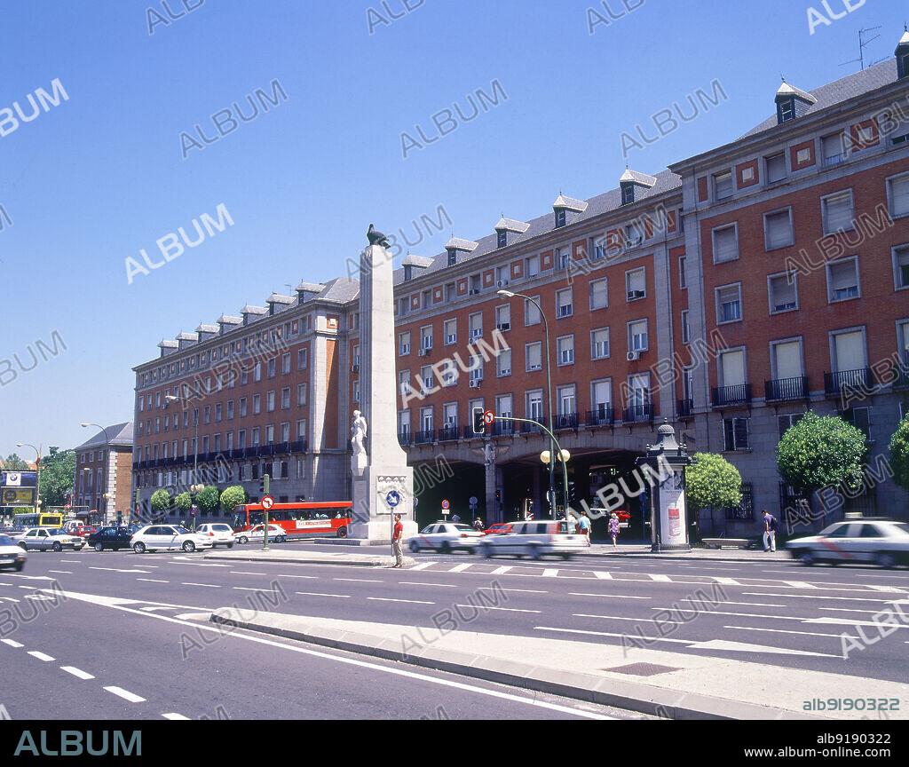 MONCLOA - OBELISCO Y ARCOS DE MONCLOA - FOTO AÑOS 90.