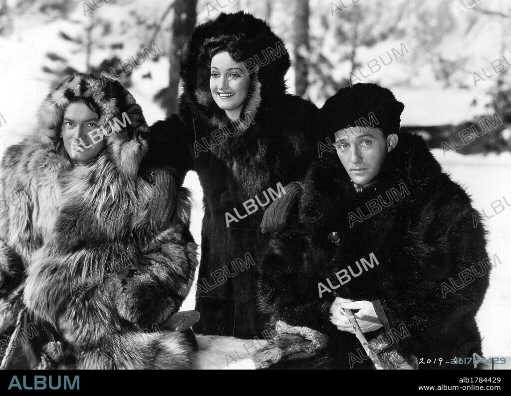 BING CROSBY, BOB HOPE and DOROTHY LAMOUR in ROAD TO UTOPIA, 1945, directed by HAL WALKER. Copyright PARAMOUNT PICTURES.