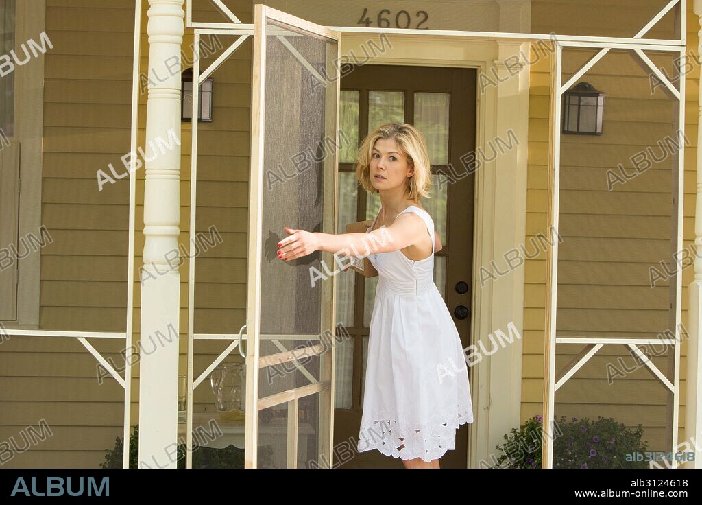 ROSAMUND PIKE en DEVOLVER AL REMITENTE, 2015 (RETURN TO SENDER), dirigida por FOUAD MIKATI. Copyright BOO PICTURES.