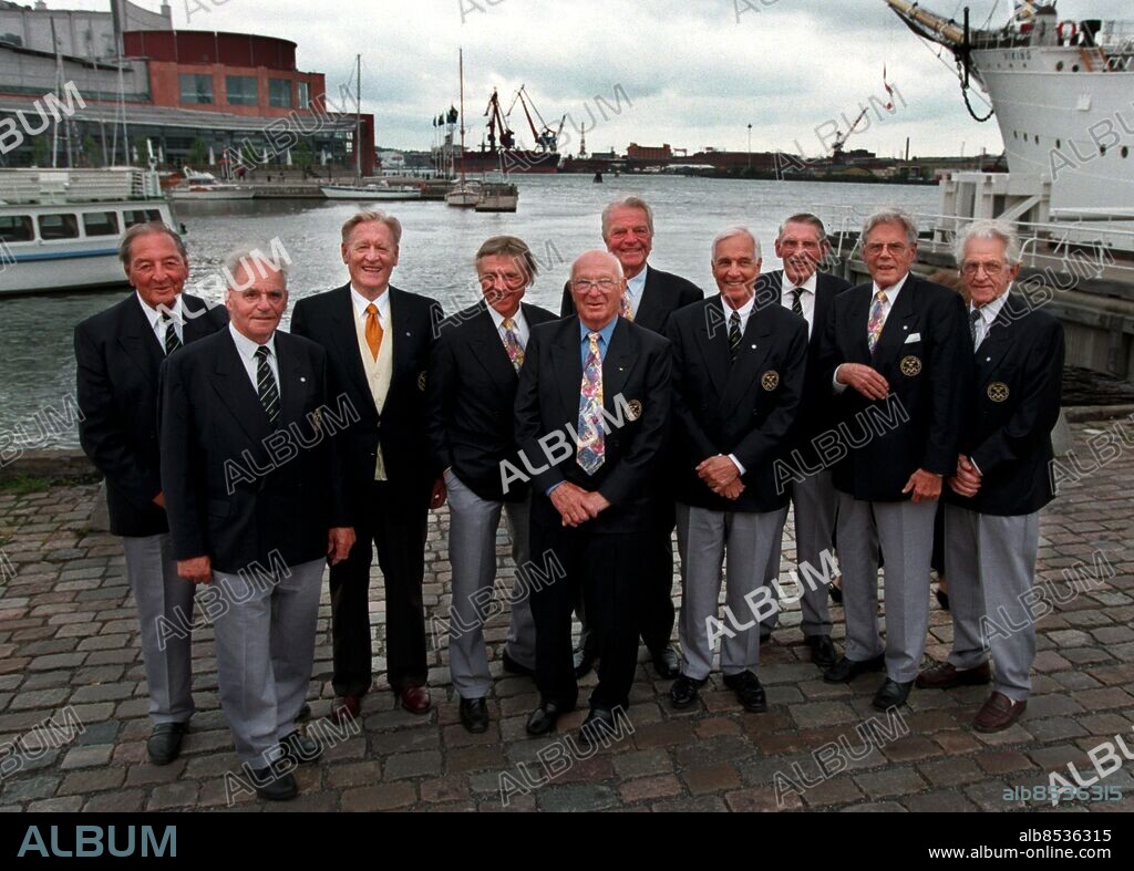 GÖTEBORG 1998-06-02 GULDOLYMPIER FIRAR 50 ÅRS JUBILEUM FRÅN OLYMPISKA SPELEN I LONDON 1948.. FRV.TORSTEN LINDBERG -FOTBOLLSMÅLVAKT,KARL-. ERIK NILSSON-BROTTARE,NILS LIEDHOLM-FOTBOLL,. GERT FREDRIKSSON-KONOT,KJELL ROSEN-FOTBOLL,. HANS BERGLUND-KANOT,ARNE ÅHMAN-TRESTEG,. GUNNAR ÅKERLUND-KANOT,THORE SJÖSTRAND-. 3000 M HINDER SAMT MARTIN LUNDSTRÖM-SKIDOR.. FOTO:CICCI JONSON ,KAMERAREPORTAGE. *** Local Caption *** . KAMERAREPORTAGE.