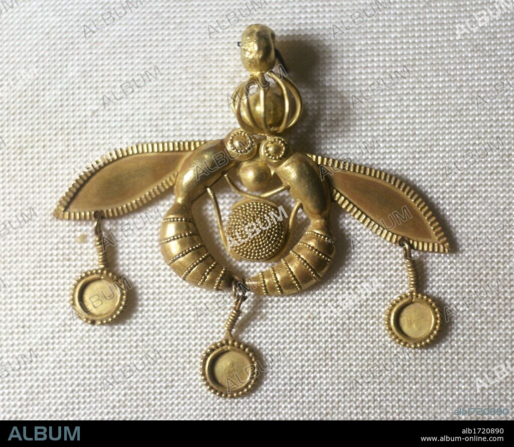ARTE MINOICO. GRECIA. JOYA DE LAS ABEJAS (h.1500 a.C.). Joya de oro que figura dos abejas que sorben una gota de miel, realizada según la técnica del granulado. Se considera vinculada con el culto a los muertos ya que las abejas simbolizan la primavera y la creación de la vida. Pieza procedente de Jrisolacos. Museo Arqueológico de Heraklio. Creta.
