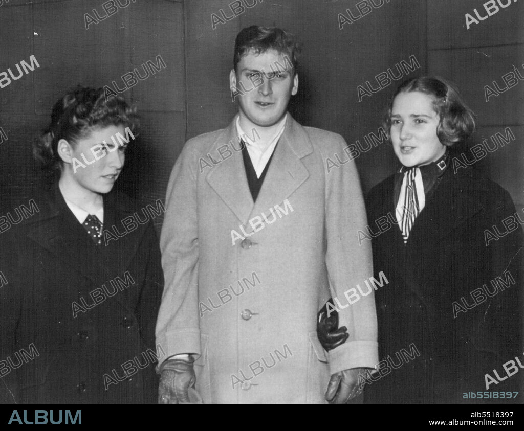 Yehudi On Vacation -- Yehudi Menuhin ***** 19-year-old violinist; accompanied ***** by and two sisters arrived here today to ***** vacation of two years on their estate ***** here in the sunny Los Gatis hills. The ***** is pictured here with his sisters, Hephzibah ***** an accomplished pianist, and Yaltah. April 15, 1936. (Photo by Associated Press Photo).