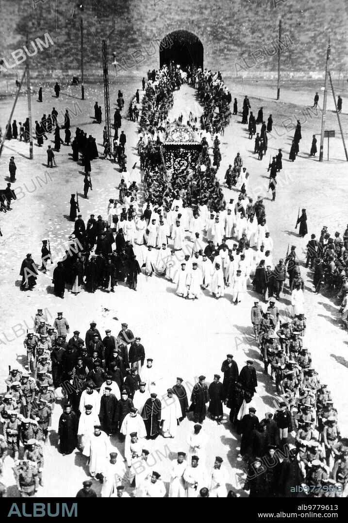 Abril 1913. Una instantánea Interesante. La comitiva de entierro de la ex emperatriz viuda de China, Fallecida Recientemente. Foto Hugelmann (Sello).