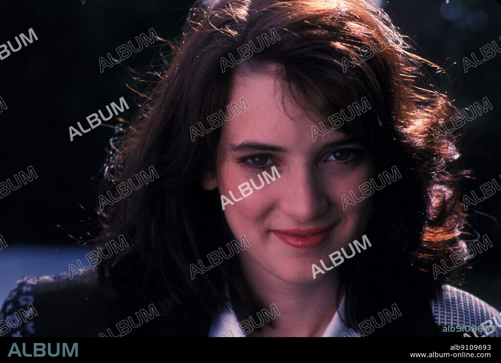 WINONA RYDER en HEATHERS, ESCUELA DE JOVENES ASESINOS, 1989 (HEATHERS), dirigida por MICHAEL LEHMANN. Copyright CINEMARQUE-NEW WORLD.