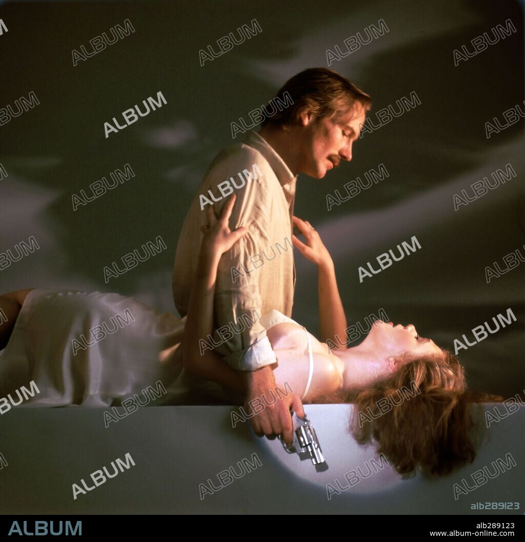 KATHLEEN TURNER and WILLIAM HURT in BODY HEAT, 1981, directed by LAWRENCE KASDAN. Copyright LADD COMPANY/WARNER BROS.