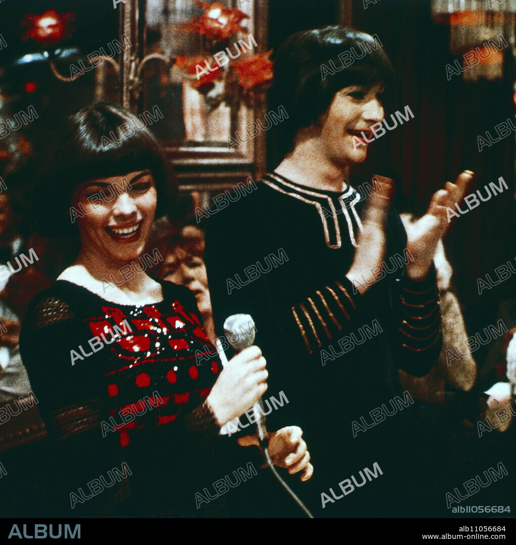 Mary and Gordy, drag show, ARD, 1983, in the picture: Mireille Mathieu and drag star Gordy Blanche alias Reiner Kohler. Mary and Gordy, travesty show on ARD, 1983, pictured: French singer Mireille Mathieu and travesty star Gordy Blanche alias Reiner Kohler..