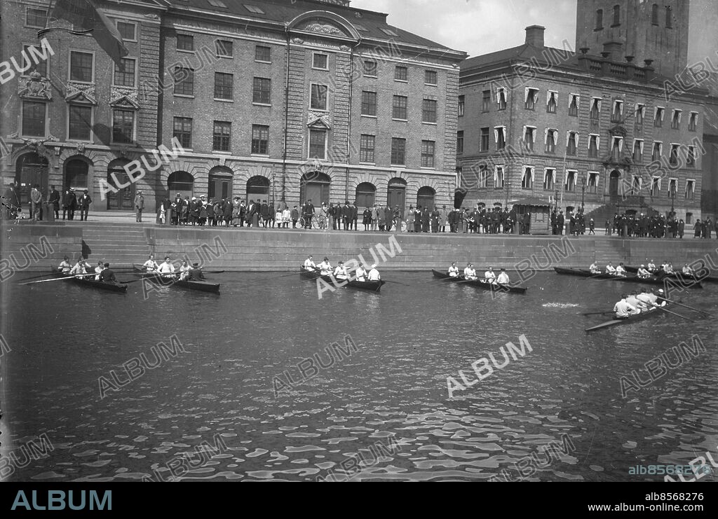 GÖTEBORG 1915-05-14.. Roddparad i hamnkanalen. *** Local Caption *** GT 1915-1838 Foto: Kamerareportage / TT / Kod: 2524.