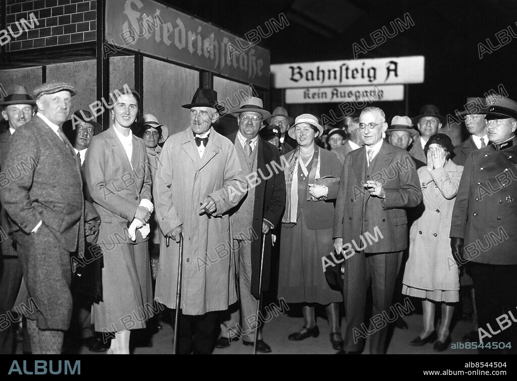 TYSKLAND BERLIN 1932-08-29. Orig. bildtext... DIE MINISTERBESPRECHUNG BEIM REICHSPRÄSIDENTEN IN NEUDECK. Reichskanzler von Papen, Reichsinnenminister von Gayl und Reichswehrminister von Schleicher haben sich am 29.August, abends in Begleitung des Staatssekretärs des Reichspräsidenten, Herrn Dr. Meissner, nach Gut Neudeck begeben, wo sich der Reichspräsident aufhält, um mit ihm die politische Lage zu besprechen und von Hindenburg alle notwendigen Vollmachten, auch die zur Auflösung des Reichstags, zu erlangen. Nach den vorliegenden Meldungen hat der Reichspräsident diese Vollmachten inzwischen erteilt. U.B.z. die Minister bei ihrer Abfahrt vom Bahnhof Friedrichstrasse, v.l.n.r.: Reichwehrsminister von Schleicher, Frau von Schleicher, Reichskanzler von Papen, Statssekretär Dr. Meissner, Frau Meissner, Reichsinnenminister Freiherr von Gayl. Foto: Scherls Bilderdienst / AB Text & Bilder / SVT / Kod: 5600 Mapp: Tyskland von Papens diktatur 1932-06-01 - 1932-12-03 Kurt von Schleicher mördades tillsammans med sin hustru i samband med Hitlers utrensningar 1934. Cigarrer persons: ELISABETH VON SCHLEICHER;FRANZ VON PAPEN;KURT VON SCHLEICHER;OTTO MEISSNER;WILHELM VON GAYL sites: BERLIN;TYSKLAND.