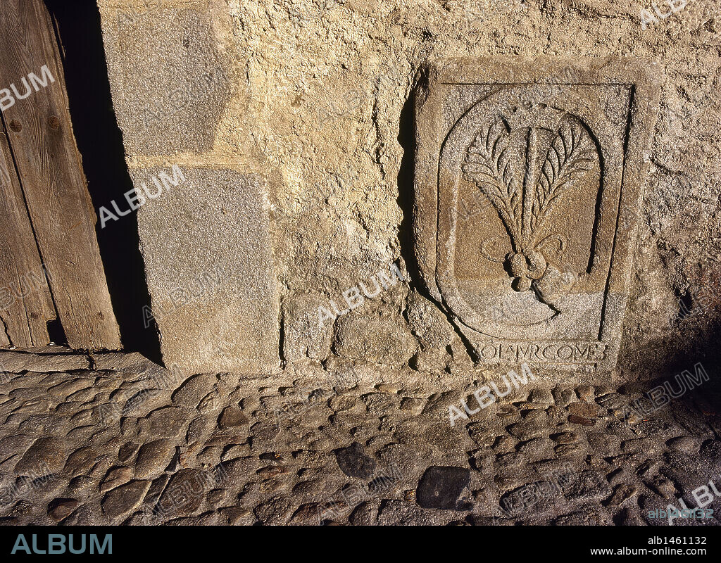 SIMBOLO DE LA INQUISICION en la fachada de una casa. LA ALBERCA. VALLE DE LAS BATUECAS. Provincia de Salamanca. Castilla-León. España.