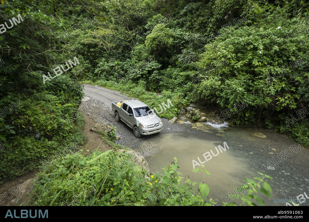 todo terreno vadeando un rio, camino de Uspantan a Lancetillo, zona Reyna, cordillera de los Cuchumatanes, Quiche, Guatemala, central america.