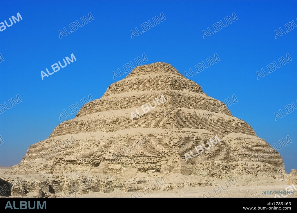ARTE EGIPCIO. PIRAMIDE DE NETCHERJET (ZOSER) o "PIRAMIDE ESCALONADA". Tumba del Dyoser, segundo emperador de la III DINASTIA y de varios miembros de su familia. Edificada por IMHOTEP, primer arquitecto del que se conoce el nombre, entre (2635-2615 a. C). Se trata de una MASTABA escalonada por 6 escalones. IMPERIO ANTIGUO. Necrópolis de SAKKARA. Egipto.